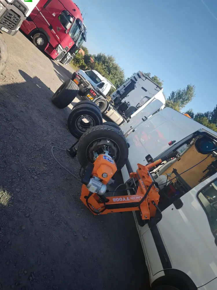 Tacsi Gumi mobil szervizautó Lincos TY008 teherautó-gumiszerelő géppel egy telephelyen
